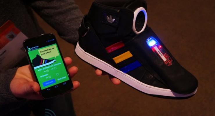 Бодрячком: Google показал умные кроссовки для ленивых