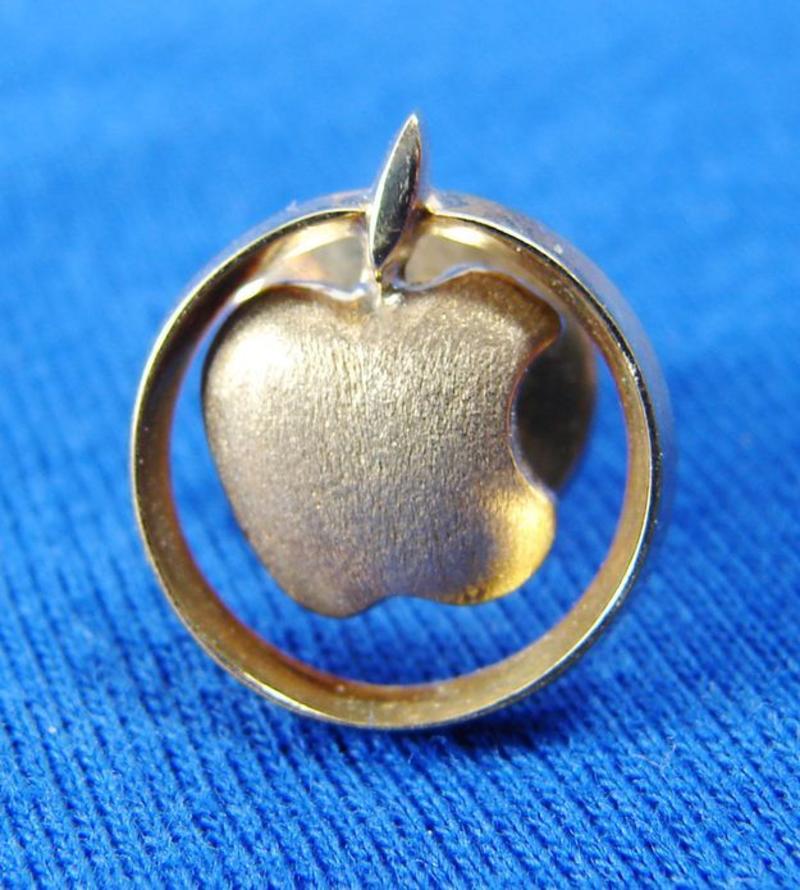 Золотые яблоки: вещи с логотипом Apple продают за сумасшедшие деньги / fishki.net