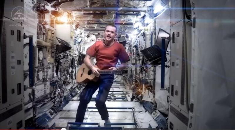 В космосе записали первый музыкальный клип (ВИДЕО) / Скриншот с видео Chris Hadfield via YouTube