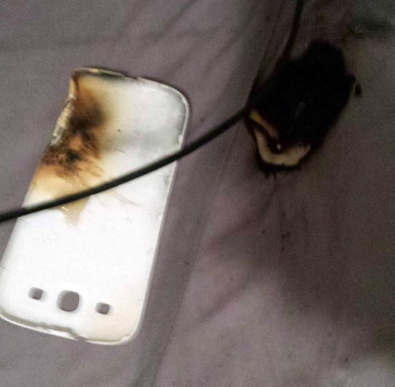 Модный мобильный взорвался и сжег целую комнату (ФОТО) / reddit.com