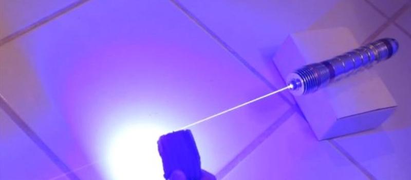 Мечта джедая: лазерный меч режет бумагу и плавит пластик (ФОТО, ВИДЕО) / youtube.com