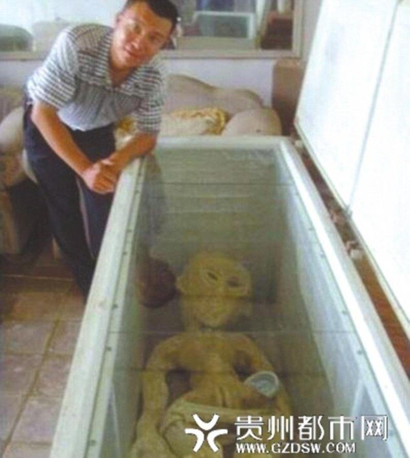 Мужчина хранит в холодильнике труп пришельца (ФОТО) / weibo.com