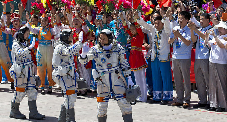 Красный космос: китайцы запускают на орбиту экипаж из трех человек (ФОТО, ВИДЕО)