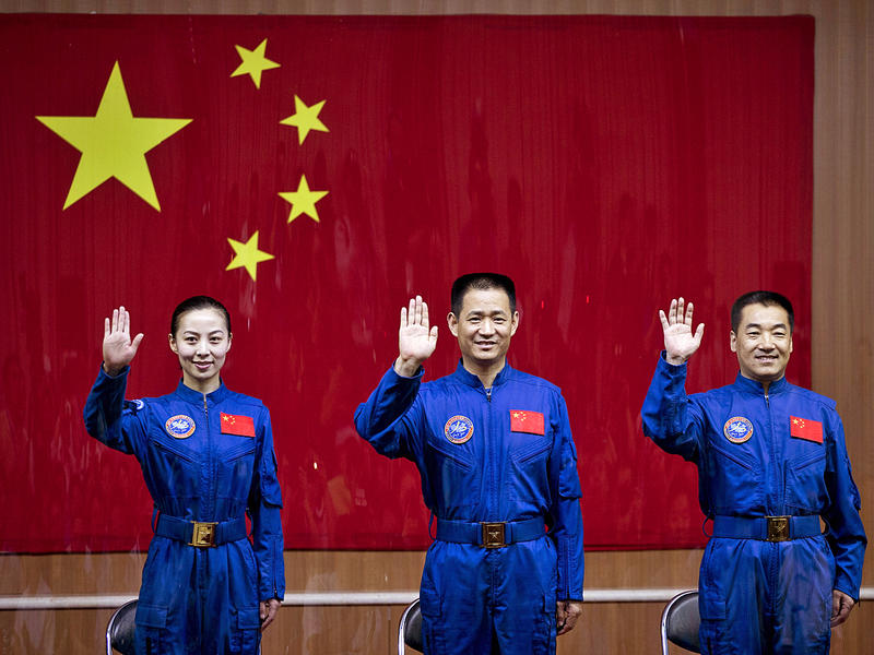 Красный космос: китайцы запускают на орбиту экипаж из трех человек (ФОТО, ВИДЕО) / AP
