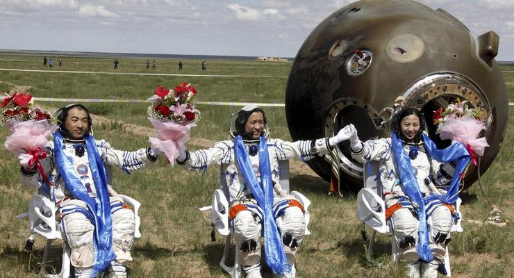 Поднебесная в космосе: Китайский экипаж вернулся на Землю (ФОТО)