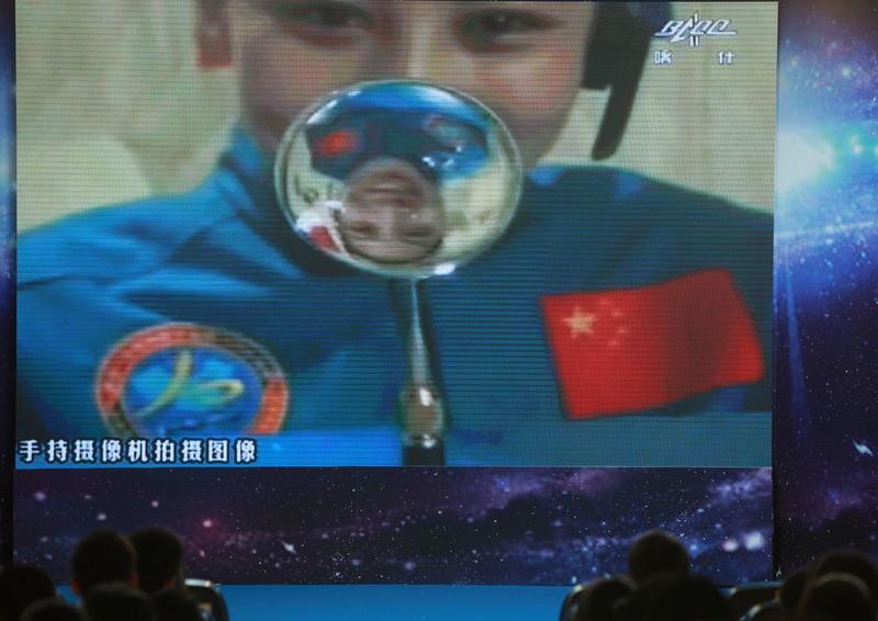 Поднебесная в космосе: Китайский экипаж вернулся на Землю (ФОТО) / AP