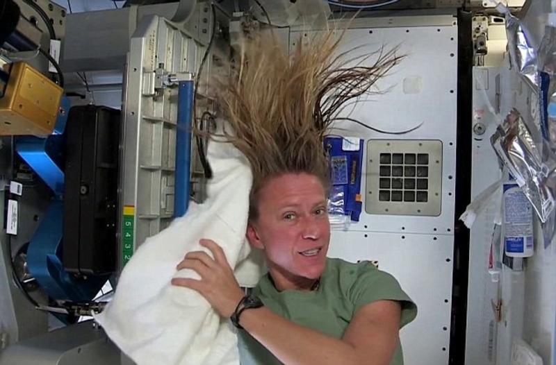 Интересный факт дня: Как моют голову в космосе / space.com
