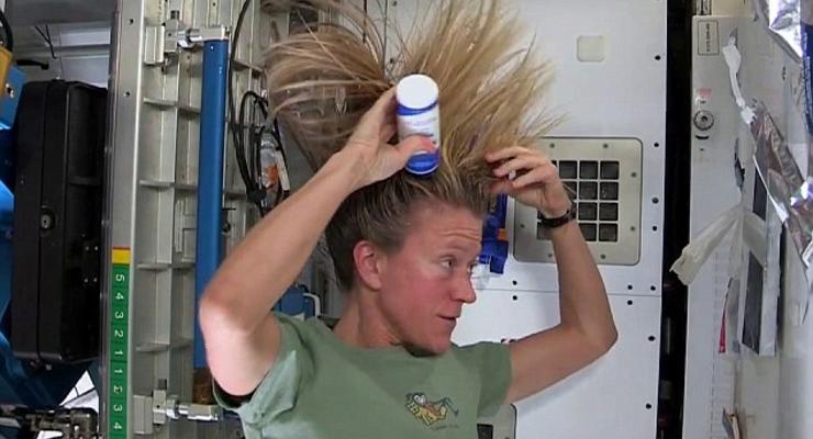 Интересный факт дня: Как моют голову в космосе