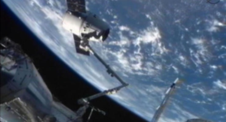NASA прервало выход астронавтов в открытый космос из-за проблем со скафандром
