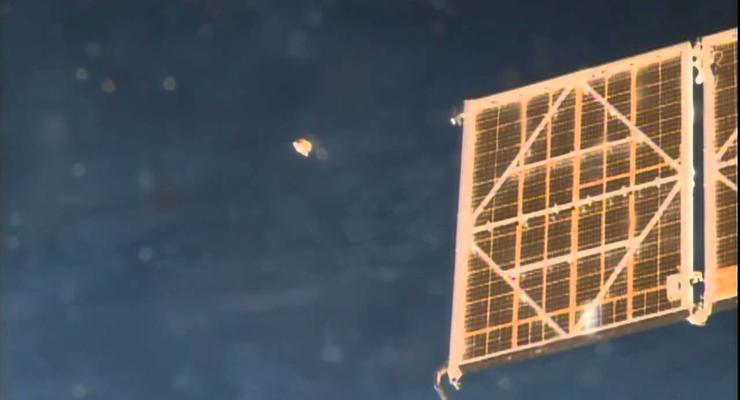 Оранжевый НЛО пролетел возле МКС (ВИДЕО)