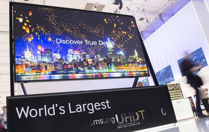 Samsung показала самые большие и кривые телевизоры / AP