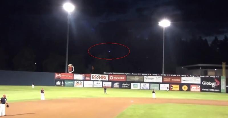 На стадионе во время матча внезапно появилось НЛО (ВИДЕО) / youtube.com
