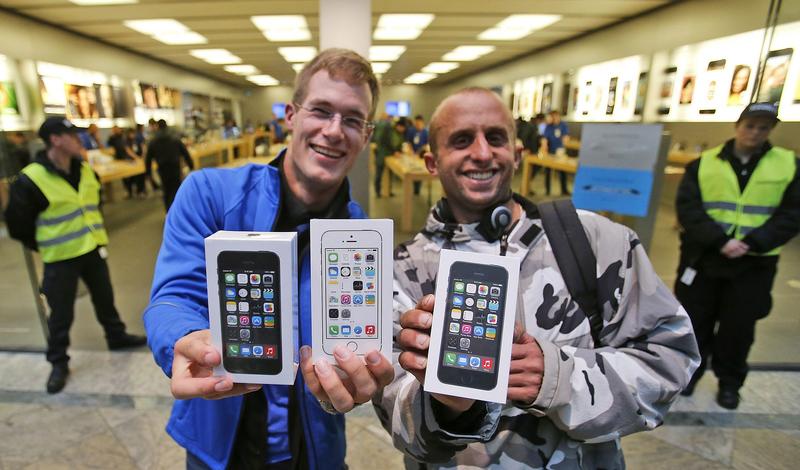 Сегодня стартовали продажи iPhone 5S и 5C (ФОТО) / AP