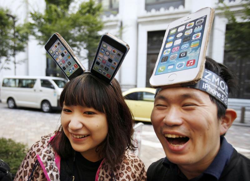 Сегодня стартовали продажи iPhone 5S и 5C (ФОТО) / AP