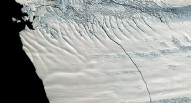 Под антарктическими льдами обнаружили гигантские каналы с теплой водой
