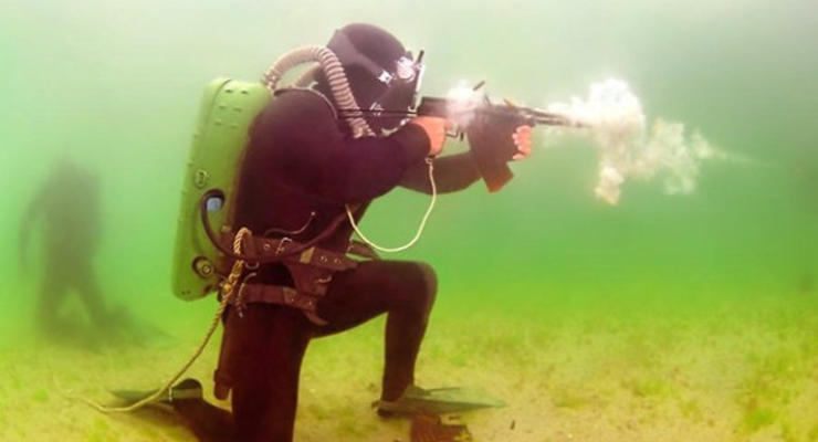 Россия рассекретила автомат, стреляющий и на суше, и под водой (ФОТО)