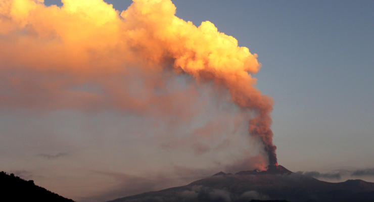 Огонь проснулся: В Италии началось извержение вулкана Этна (ФОТО)