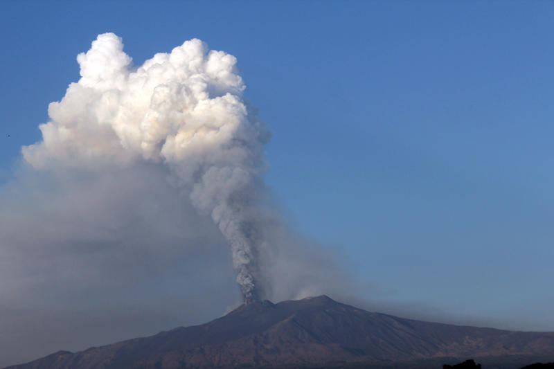 Огонь проснулся: В Италии началось извержение вулкана Этна (ФОТО) / AP