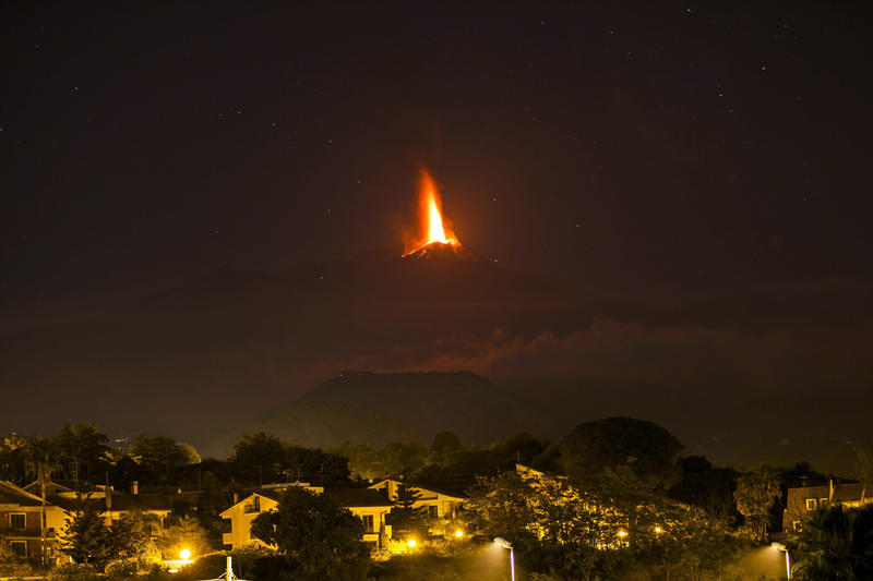 Огонь проснулся: В Италии началось извержение вулкана Этна (ФОТО) / AP