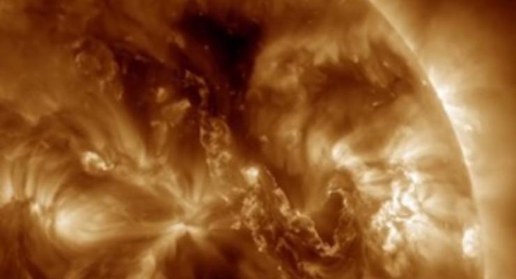 Огненный каньон. NASA показало, как плазма прорывает оболочку Солнца