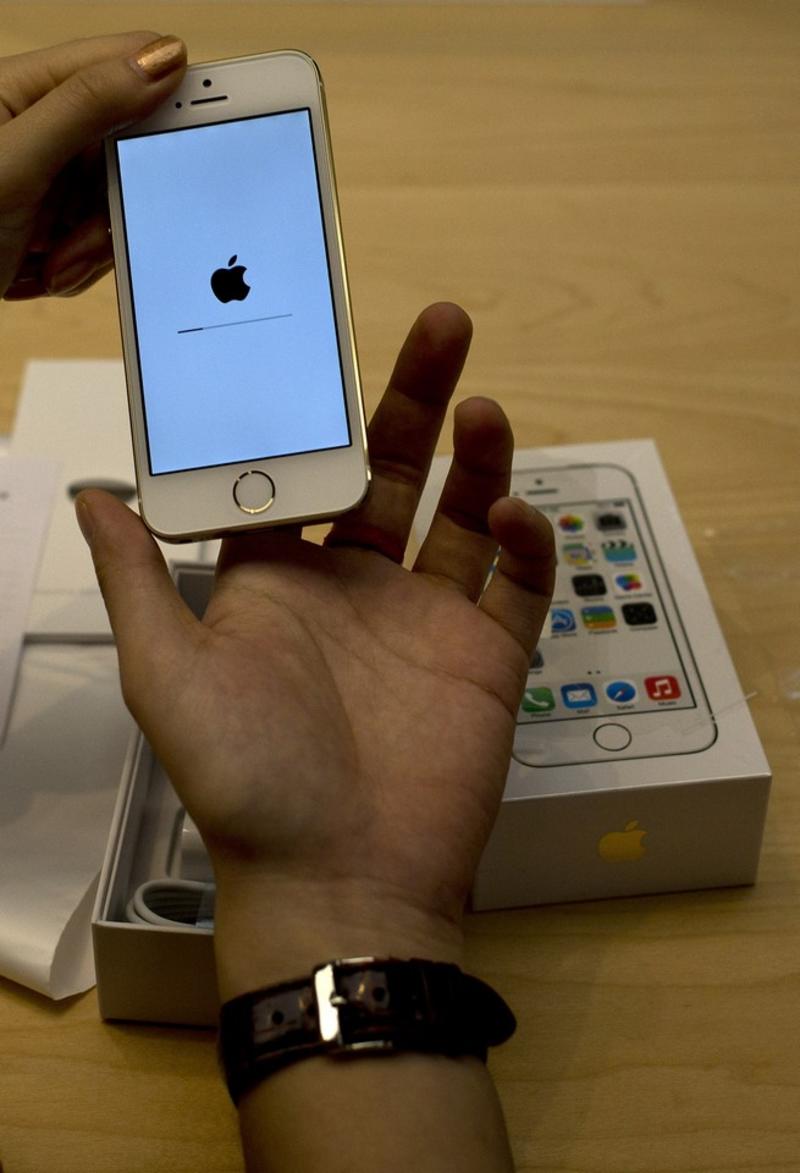 «Не держит заряд»: Владельцы iPhone 5S жалуются на аккумулятор / AP