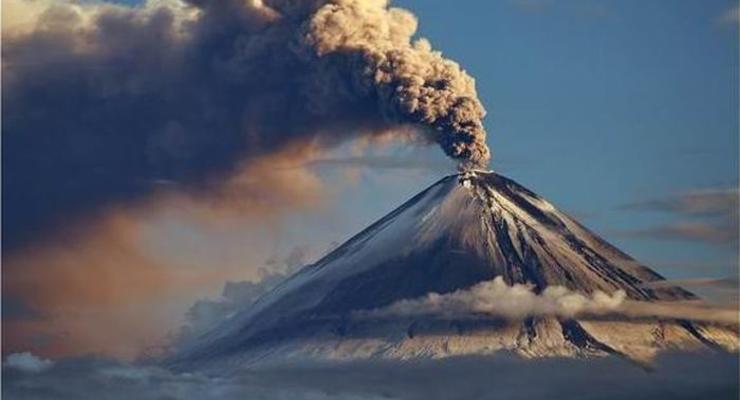 Самый высокий вулкан Евразии пять раз за сутки выбросил столбы пепла. Пепловый шлейф растянулся на 170 км