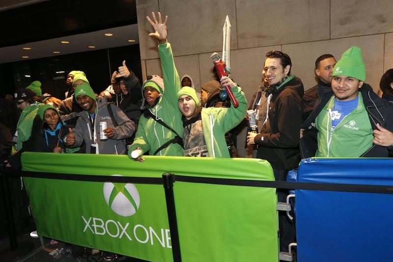 Стартовали продажи Xbox One: По улицам ходили зомби и римские солдаты / AP