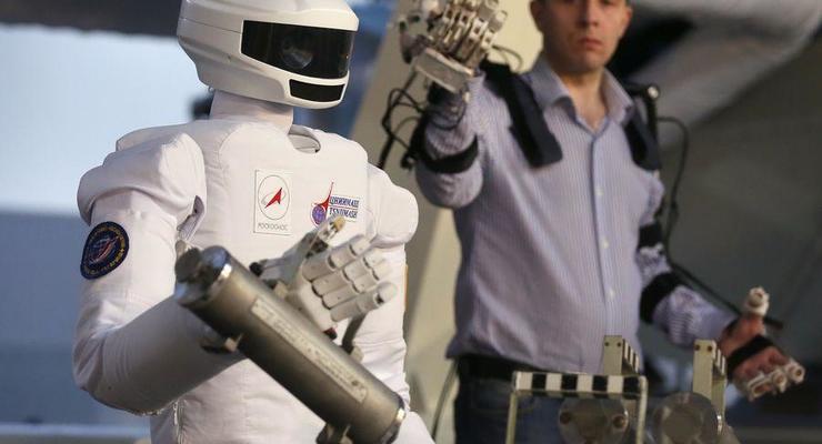 Россияне показали первого робота-космонавта