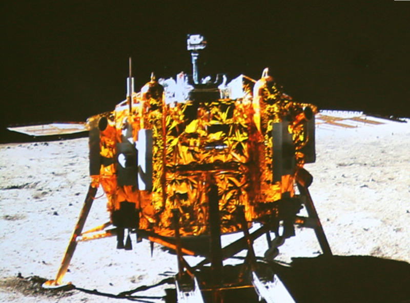 Она не белая: Китайский луноход передал цветные снимки Луны / AP