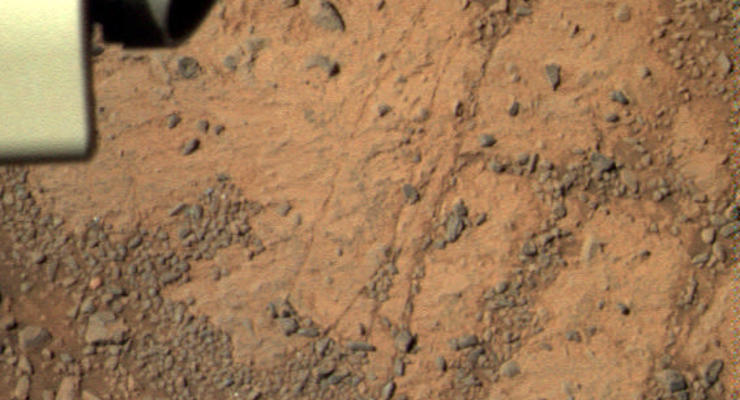 Возле марсохода нашли загадочный «ползающий» камень