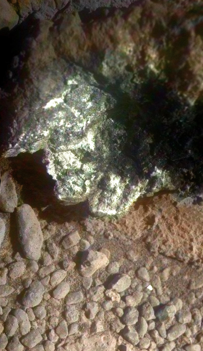 Возле марсохода нашли загадочный «ползающий» камень / nasa.gov