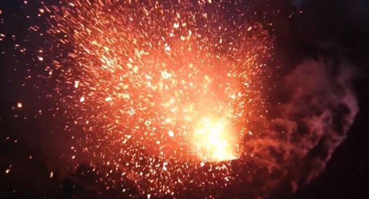 Полет над жерлом вулкана: Невероятное видео извержения
