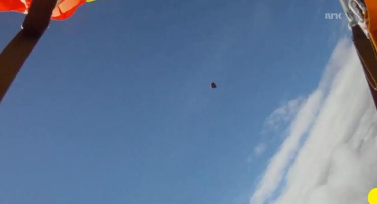 В сети появилось видео, как парашютиста едва не задело метеоритом