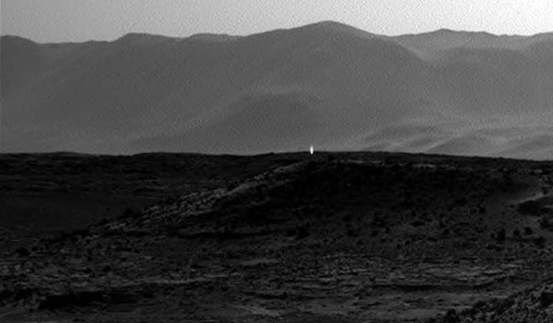 Марсоход сфотографировал загадочный столб света на Красной планете / nasa.gov
