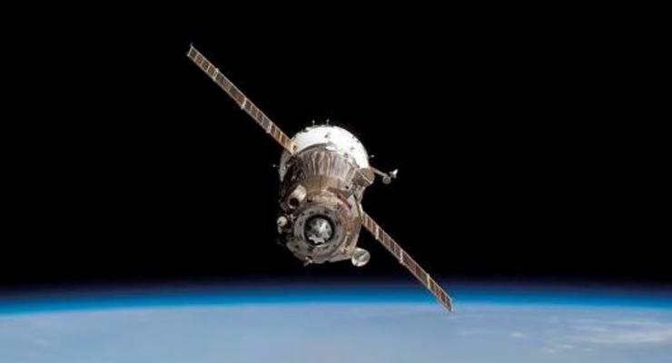 Корабль Союз с тремя космонавтами на борту отстыковался от МКС