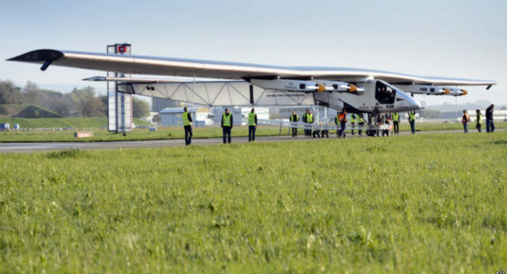 Совершил первый полет самолет на солнечных батареях, на котором планируют облететь вокруг Земли
