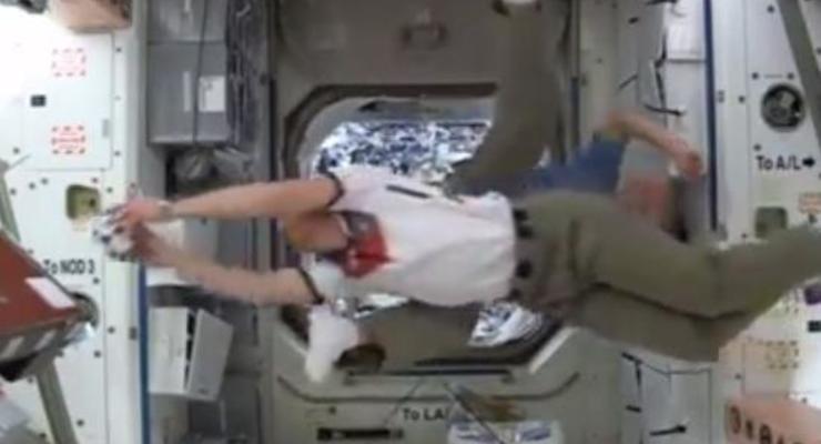 Астронавты МКС сыграли в "космический футбол" в честь начала ЧМ-2014