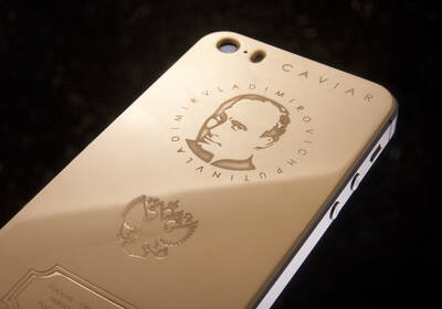 Путина закатали в золото: Россиянам предлагают купить iPhone c президентом