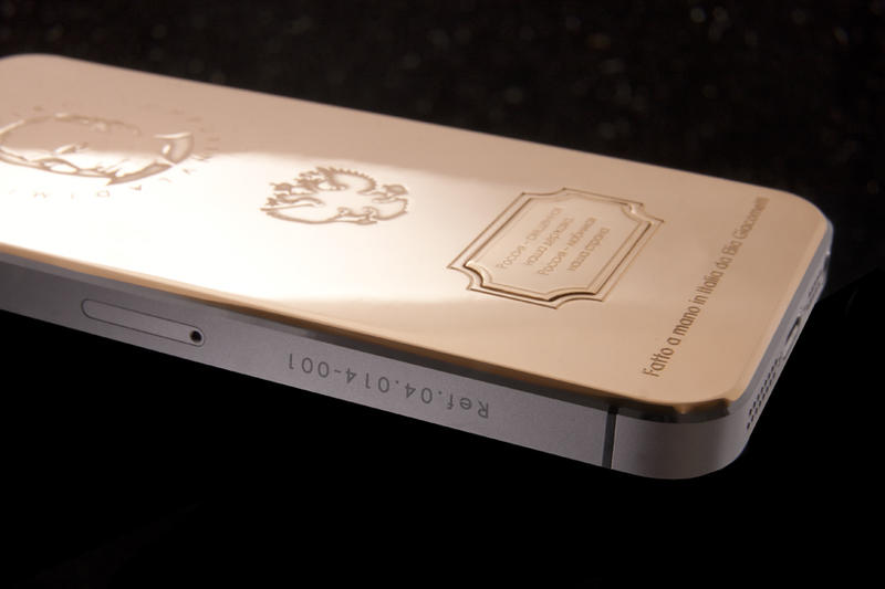 Путина закатали в золото: Россиянам предлагают купить iPhone c президентом / caviar-phone.ru