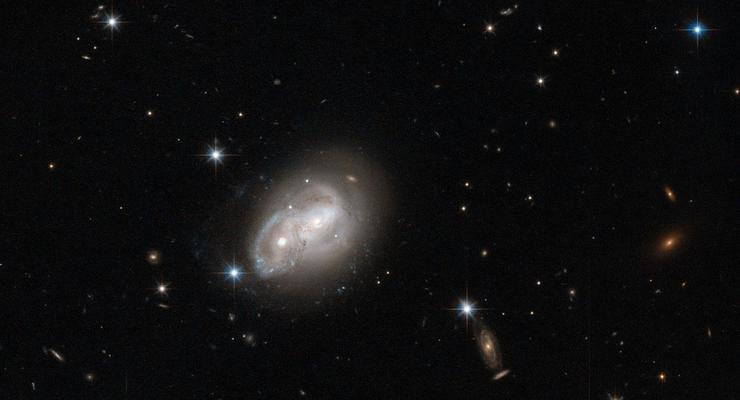 NASA опубликовало снимок сталкивающихся галактик