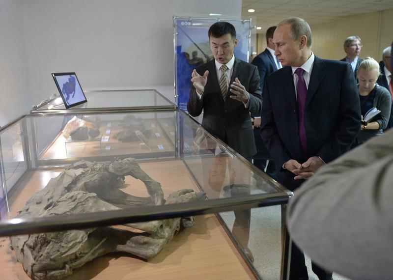Путин осмотрел кости мамонтов и заинтересовался их клонированием / AP