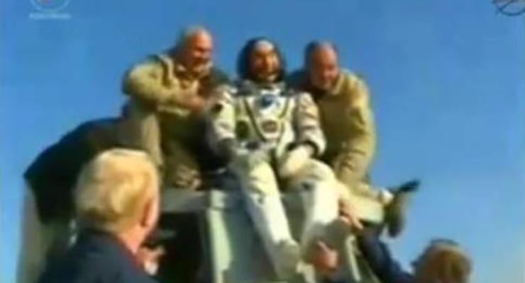 Капсула с тремя членами экипажа МКС успешно приземлилась в Казахстане
