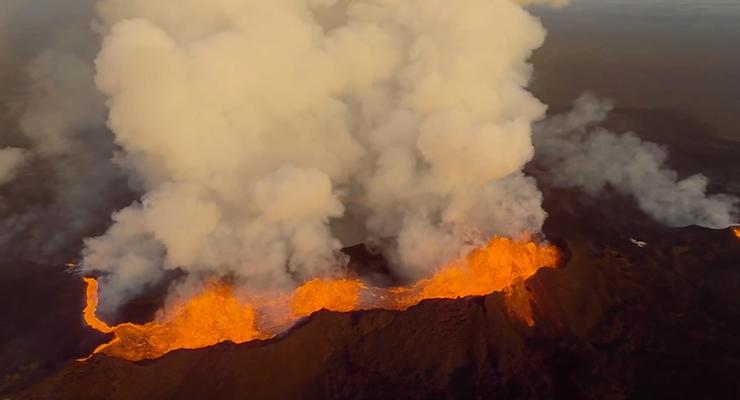 Опасная красота: Беспилотник снял извержение вулкана ценой жизни (видео)