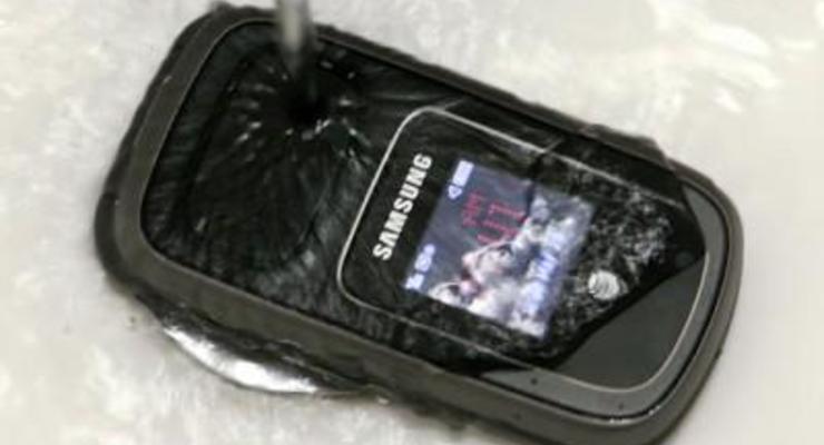 «Жабка» с Wi-Fi: Samsung выпустил раскладной водостойкий телефон