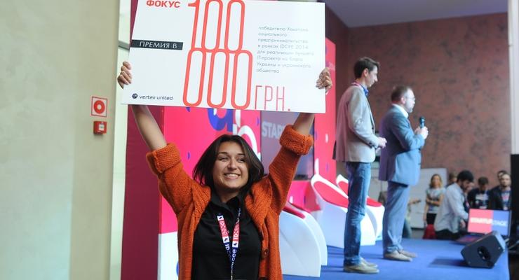 Издатель Фокуса Борис Кауфман вручил премию в 100 000 гривен стартапу для доноров крови