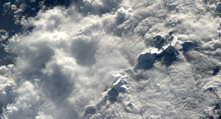 Облака в иллюминаторе: Удивительные фото Земли с орбиты