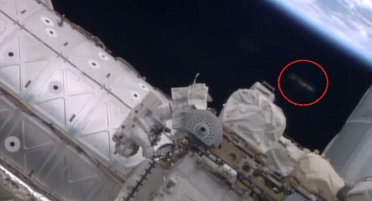 Возле МКС заметили неопознанный объект (видео)