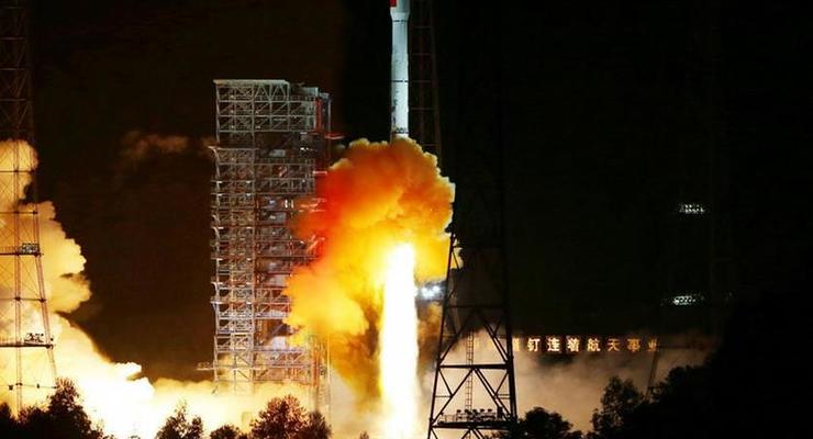 Китайский космический аппарат облетел Луну и приземлился через неделю