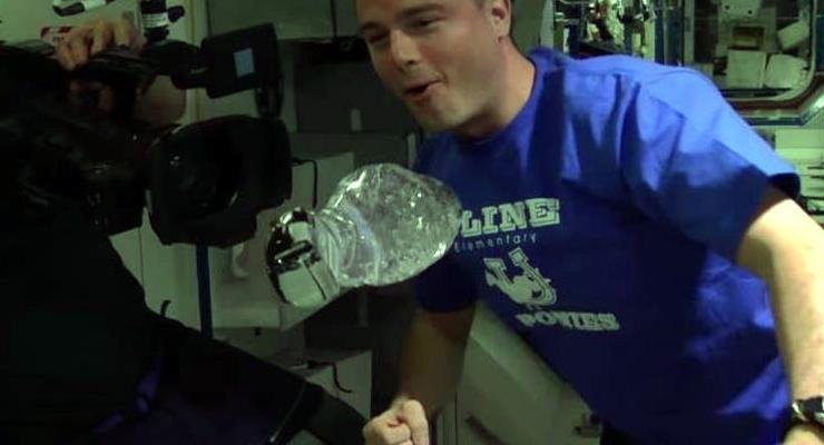 Астронавты NASA провели эксперимент с водой в невесомости