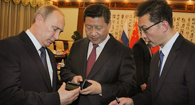 Путин подарил председателю Китая российский YotaPhone